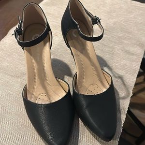 Women’s black heels size 8